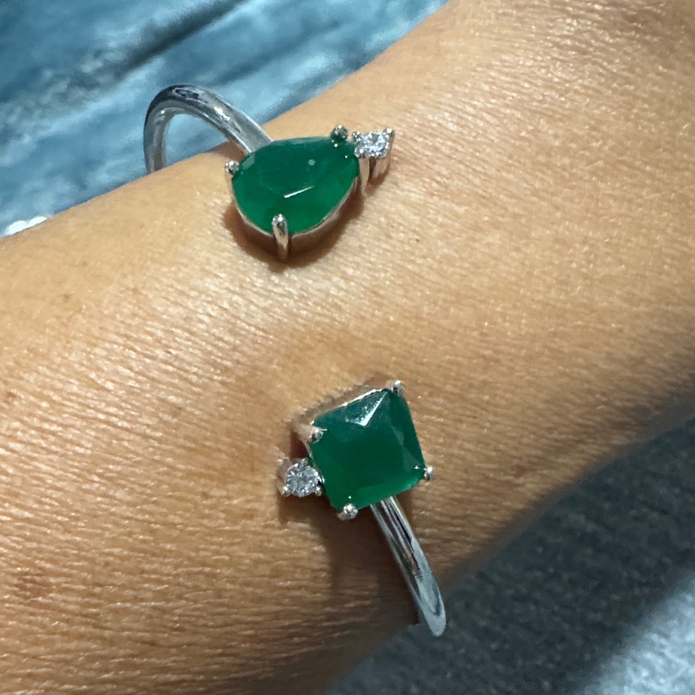 Chic Silver Bracelet with Green Gemstones